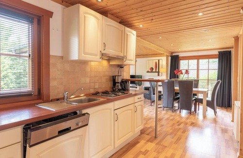 Langeberg House | Chalet with an open-plan kitchen and dishwasher