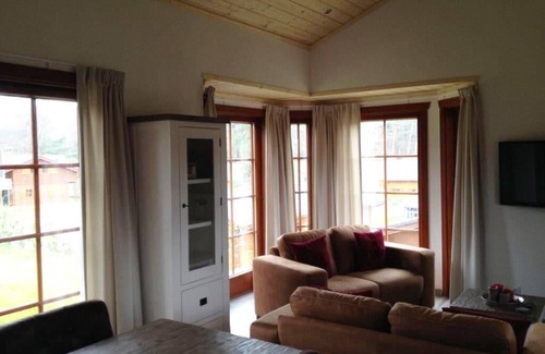 Langeberg House | Chalet with an open-plan kitchen and dishwasher