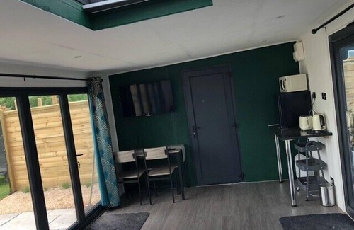 Chackmore House | Chalet with Skylight, Patio,Ensuite + HotTub/Sauna