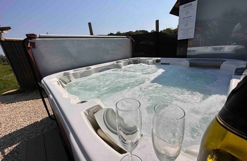 Chackmore House | Chalet with Skylight, Patio,Ensuite + HotTub/Sauna