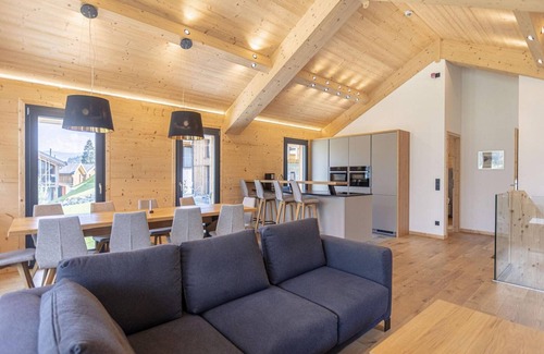 Haus im Ennstal Ski Chalet | Chalet with warm pool on terrace