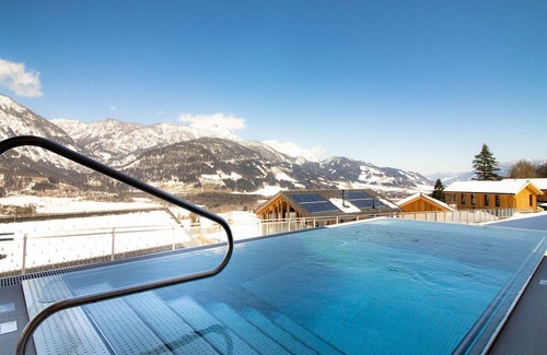 Haus im Ennstal Ski Chalet | Chalet with warm pool on terrace