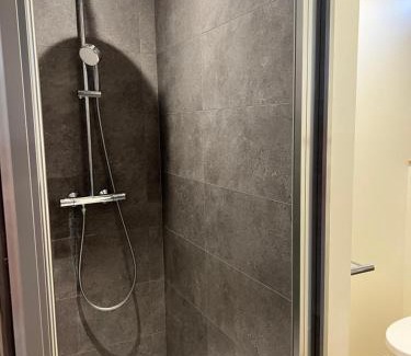 Albertville Apartment | Chaleureux T4,Netflix, petit déjeuner offert, boisson rafraîchissante pour la bienvenue, repas du soir fondue, raclette sur demande possibilité de le réserver à la semaine, contactez-nous en privé
