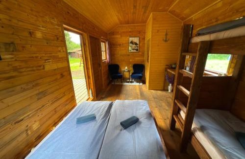 Vselibice House | Chaloupka na jehličí