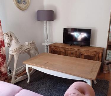 Saint-Saturnin-les-Avignon Bed & Breakfast | Chambre d'hôte suite Tournesol "Au fond du jardin"