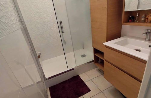 Vaulx-en-Velin Bed & Breakfast | Chambre à 10min du Grand Parc Miribel Dans un Appartement Tout Équipé