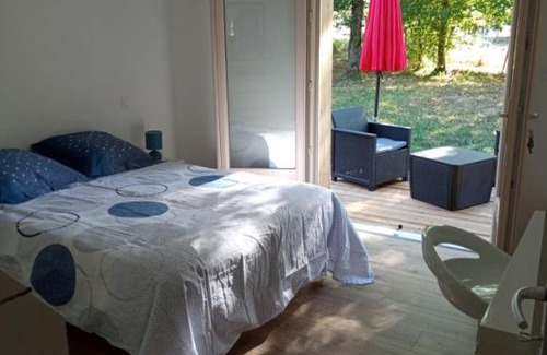 Saint-Leon-sur-Vezere House | Chambre au calme entourée par la nature.