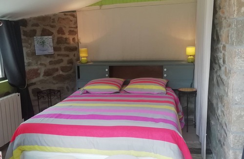 Ploezal House | Chambre d'hotes, view of the Château de La Roche Jagu from the Nordic bathing area.