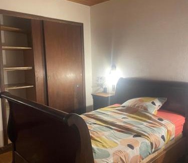 Hopitaux-Facultes House | Chambre en bois dans une ancienne bâtisse