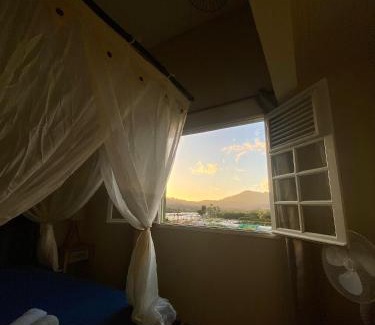 Le Morne-Rouge House | Chambre et SDB privative Ylang Ylang vue Mont Pelée dans maison partagée