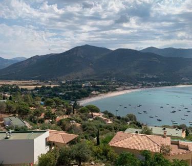 Vico Bed & Breakfast | Chambre indépendante dans villa bord de mer