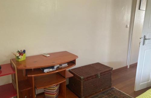 La Desirade House | Chambre marine et sa salle de bain à l'Amirade