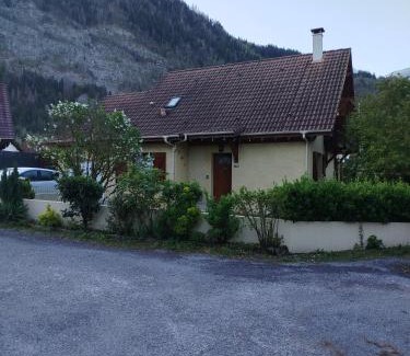 Cluses Bed & Breakfast | Chambre rouge dans maison avec parking