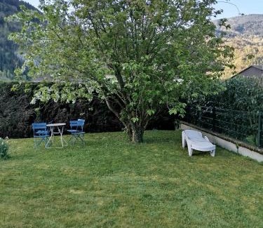 Cluses Bed & Breakfast | Chambre rouge dans maison avec parking