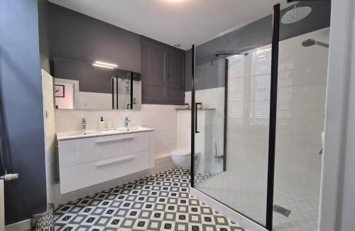 Chateauroux Bed & Breakfast | Chambre spacieuse avec grand lit et salle d'eau privée, petit-déjeuner inclus - Châteauroux - FR-1-591-601