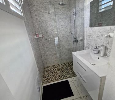 Fort-de-France House | Chambres d'hôtes dans Villa à Chateauboeuf