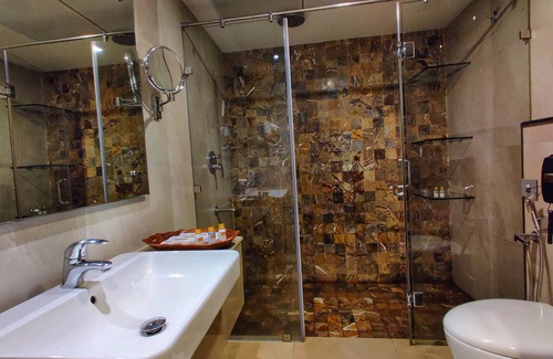Chithirapuram Hotel | CHANDYS WINDY WOODS