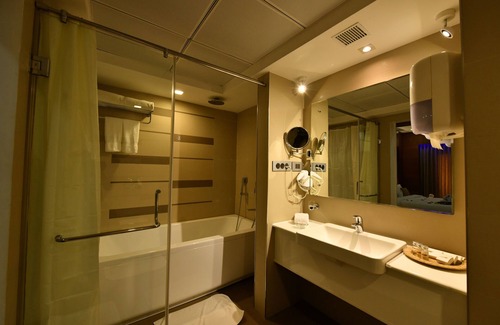 Chithirapuram Hotel | CHANDYS WINDY WOODS
