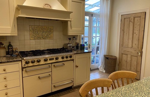 Emsworth House | Characterful detached home, walking distance from water, town centre, station