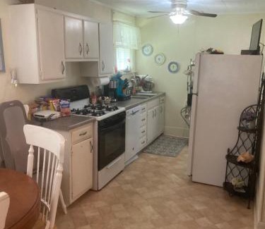 Rosewood Apartment | Charleston, SC themed - PRIVATE 1 QUEEN BED 1 BATH APARTMENT 2 FUTONS THAT FOLD OUT FLAT TO SLEEP ON & LEATHER LOVE SEAT GAS LOGS IN LIVING ROOM FULL KITCHEN POKER BUMPER POOL TABLE CONVENIENTLY LOCATED IN COLUMBIA SOUTH CAROLINA 1 QUEEN BED & 2 SOFA BEDS