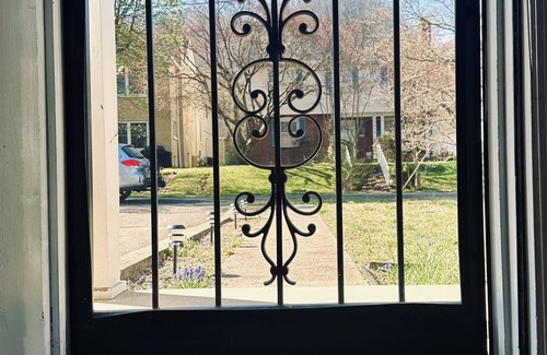 Charleston House | Charlie West House — Cozy, spacious, FREE WIFI & laundry, walk to CAMC & UC