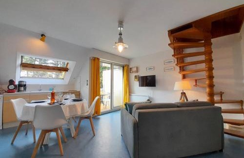 Saint-Philibert Apartment | Charmant Duplex 3p avec Balcon et Aperçu Mer à 550m de la Plage - Parking & Wifi Inclus - FR-1-477-187