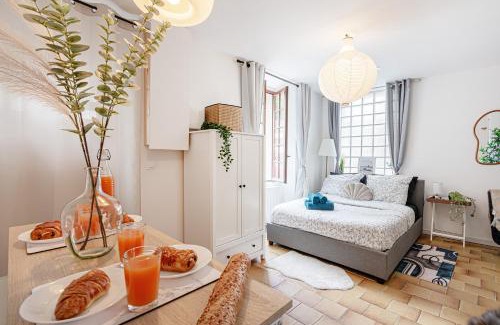 Le Pin Apartment | Charmant et Grand studio 34m2, Paris Disneyland 20min, Aéroport CDG, Parc Asterix, Gare de Chelles Gournay