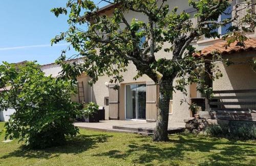 Maringes House | Charmant Gîte dans les Monts du Lyonnais avec Jardin, Terrasse et Confort Moderne - FR-1-496-174