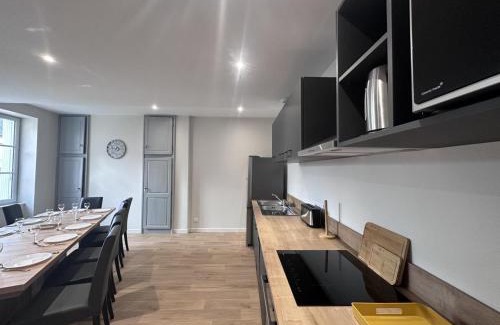 Theneuille House | Charmant gîte historique rénové à 2 niveaux avec parking et jardin - FR-1-489-571