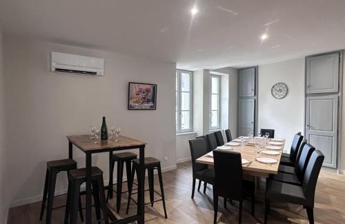 Theneuille House | Charmant gîte historique rénové à 2 niveaux avec parking et jardin - FR-1-489-571