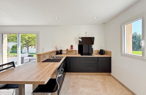 Parigny House | Charmant Gîte - Jardin, Billard & Pétanque