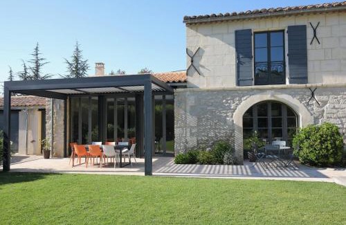 Saint-Etienne-du-Gres House | *Charmant Mas Rénové avec Piscine et Jardin au Cœur de la Provence!* - FR-1-599-17