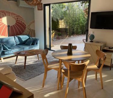 Hyeres Apartment | Charmant rez de jardin de villa