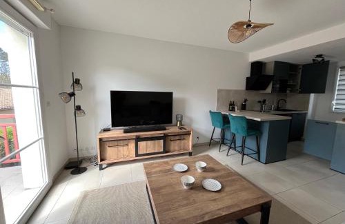Ares Apartment | Charmant T2 rénové avec balcon, proche plage et commerces