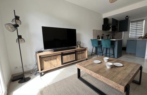 Ares Apartment | Charmant T2 rénové avec balcon, proche plage et commerces