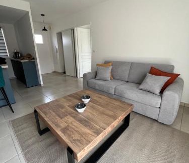Ares Apartment | Charmant T2 rénové avec balcon, proche plage et commerces