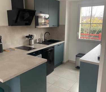 Ares Apartment | Charmant T2 rénové avec balcon, proche plage et commerces