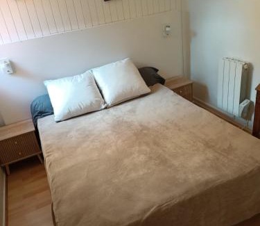 Claouey Apartment | Charmant triplex avec jardin, proche des plages