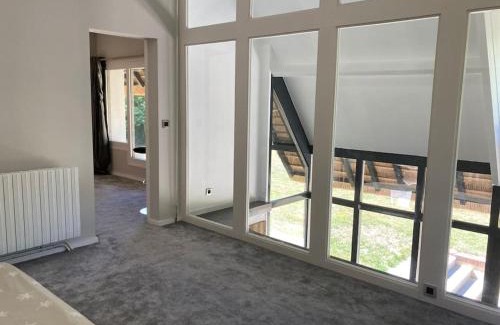 Les Mesnuls House | Charmante chaumière avec deux chambres avec Tennis