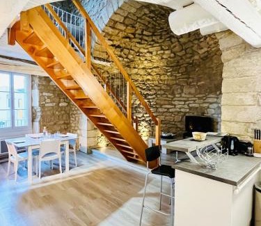 Chateauneuf-de-Gadagne Apartment | Charme unique sous les remparts