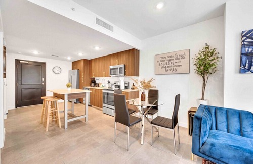 Overtown Apartment | Charming 1 Bed plus Den Downtown Free Parking