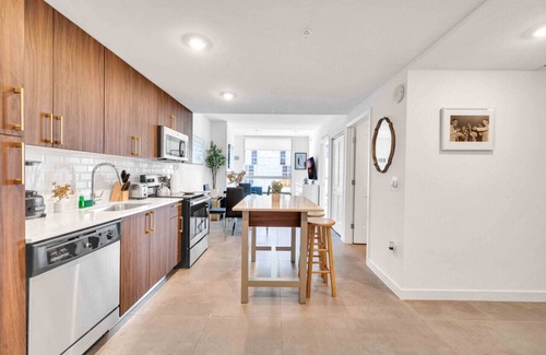 Overtown Apartment | Charming 1 Bed plus Den Downtown Free Parking