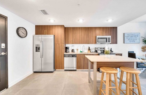 Overtown Apartment | Charming 1 Bed plus Den Downtown Free Parking