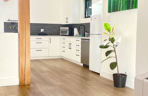 Roberts Creek Apartment | Charming 1-bedroom apartment in Roberts Creek with WiFi.