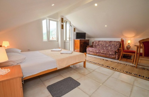 Risan Apartment | Charming 1-bedroom apartment in welcoming Risan with WiFi, AC