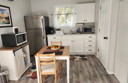 Winslow Cottage | Charming 1-bedroom Tiny Home with WiFi and AC along White River