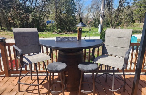 Winslow Cottage | Charming 1-bedroom Tiny Home with WiFi and AC along White River