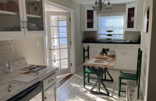 St. Helena Cottage | Charming 1920's cottage in St. Helena - walk to town