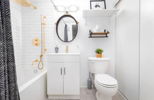 King West Village House | Charming 1BD Townhouse Near Lake