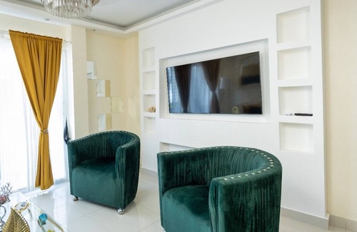 Prado Oriental House | Charming 2-bedroom building in Tranquil Santo Domingo Este with AC